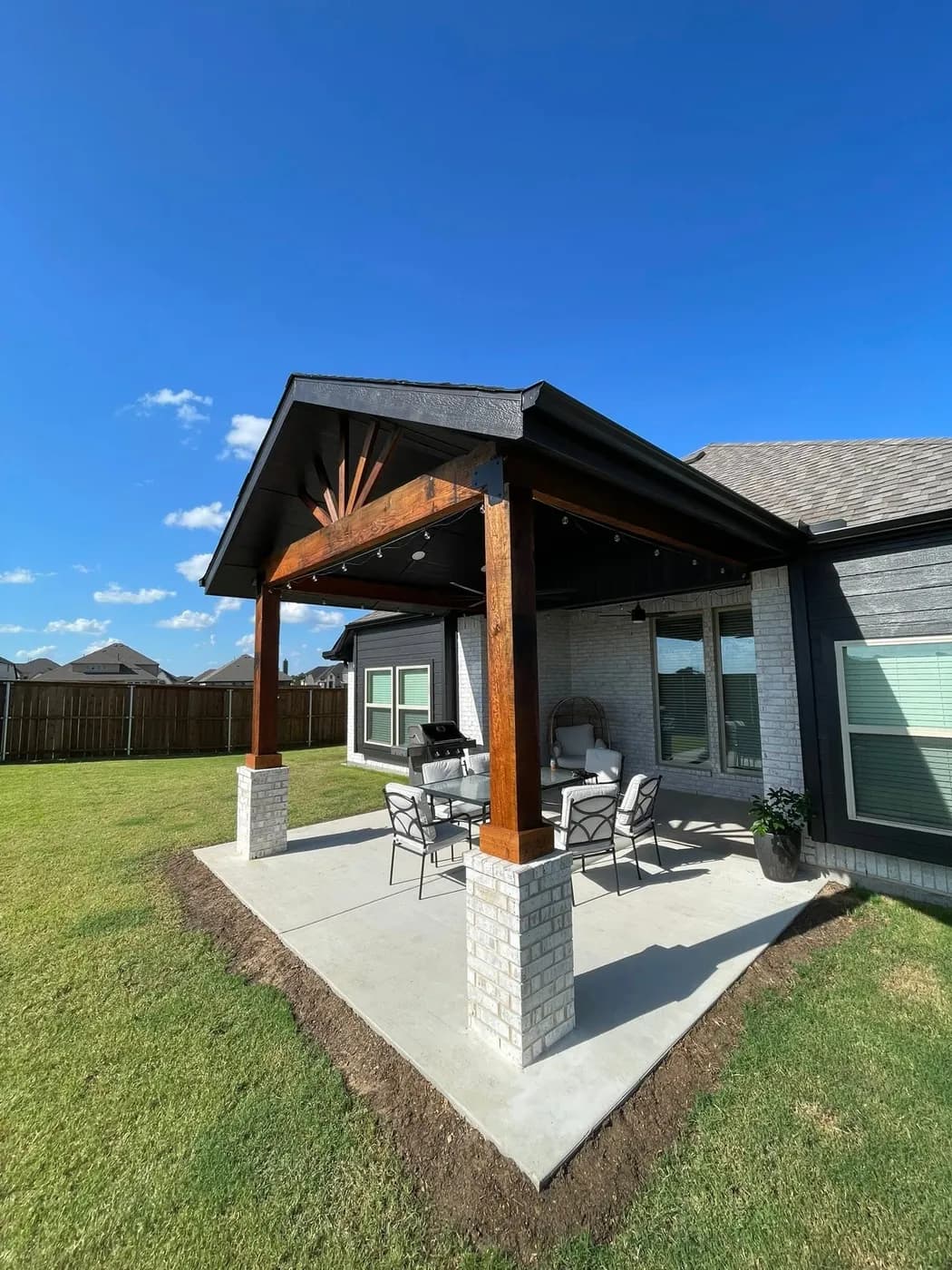 Covered patio & outdoor kitchen