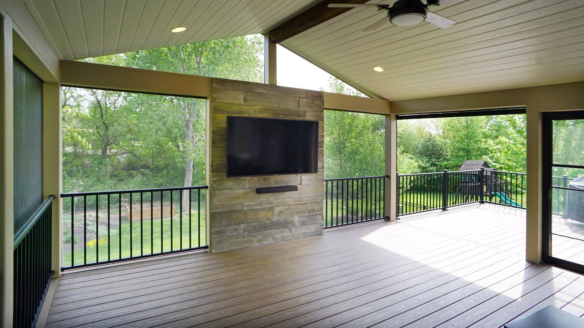Custom screened porch built by i30 Builders in DFW, Texas